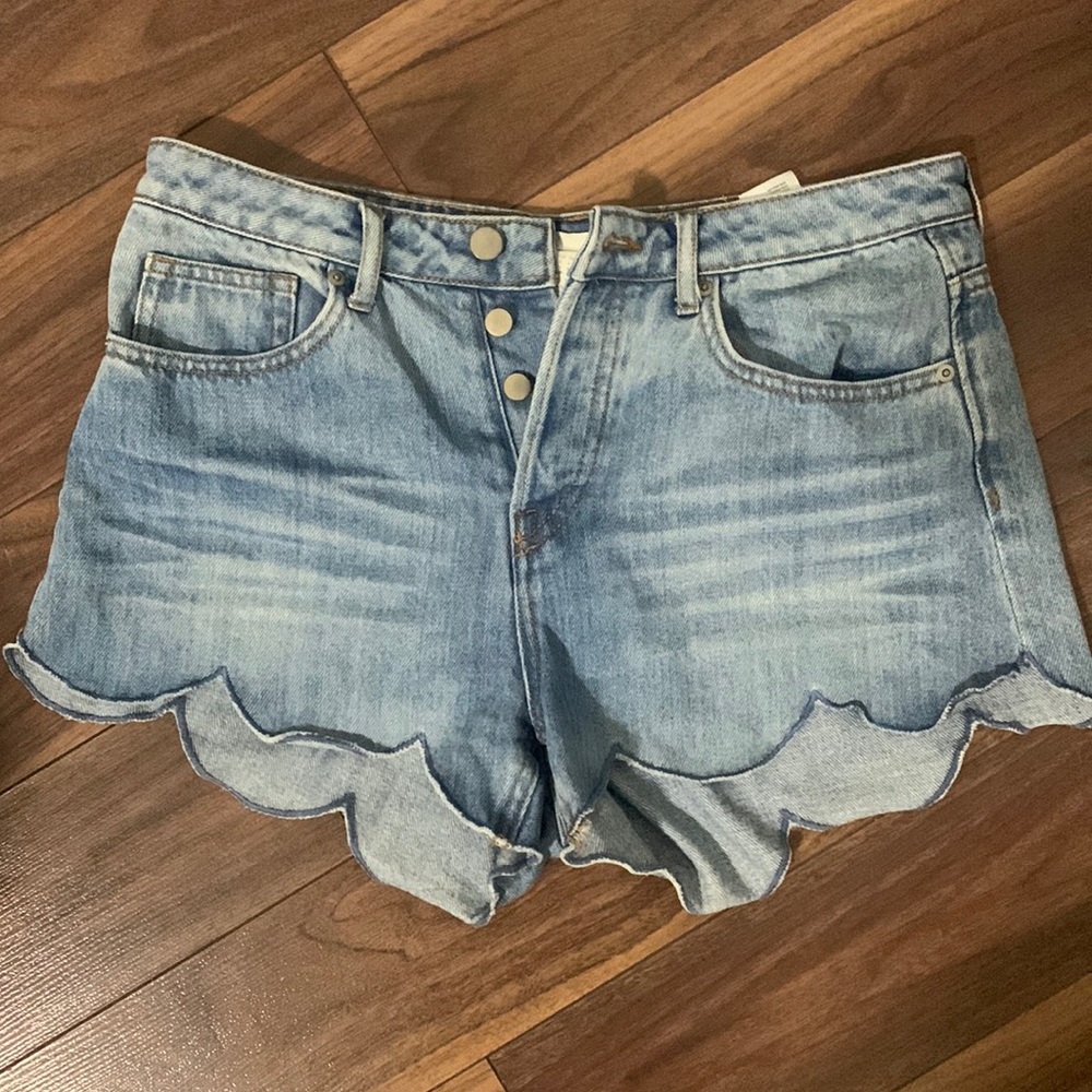 Scalloped edge denim shorts